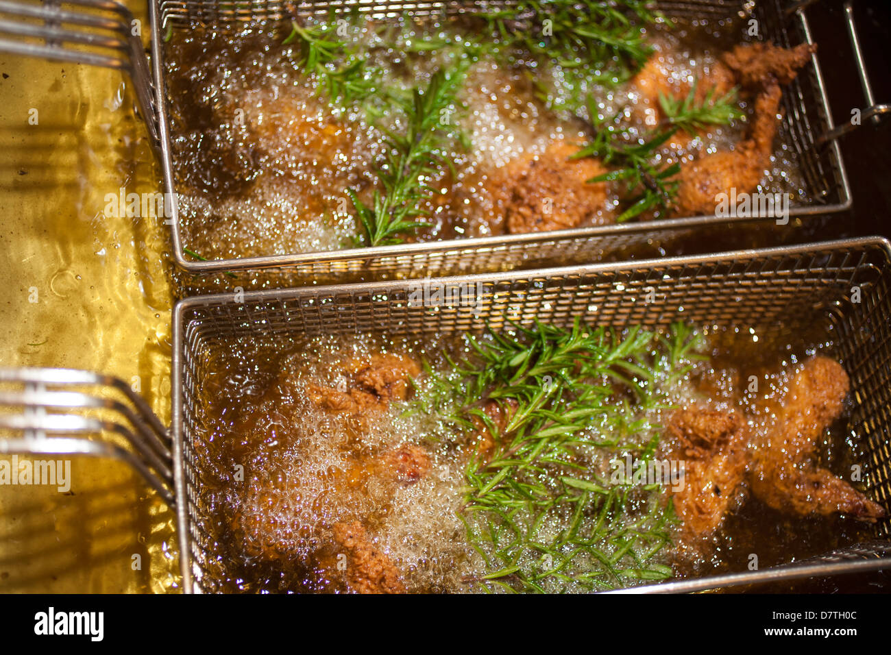 Brathähnchen in der Friteuse Stockfoto