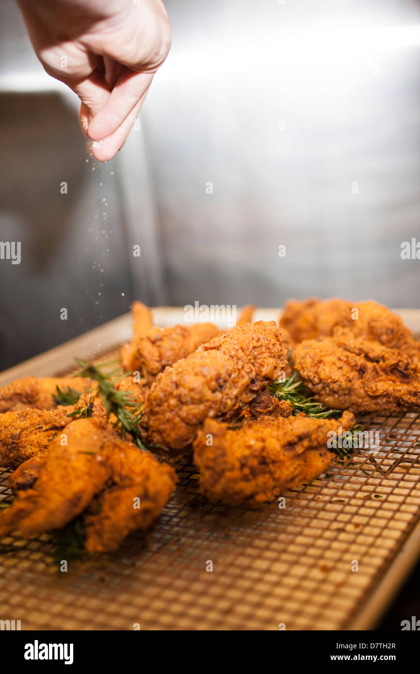 Brathähnchen in der Friteuse Stockfoto