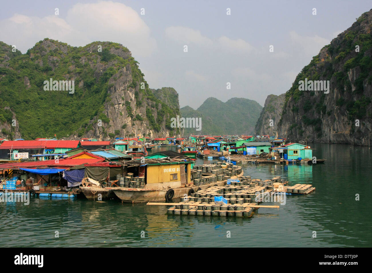 Schwimmenden Fischerdorf, Halong Bucht, Vietnam Stockfoto