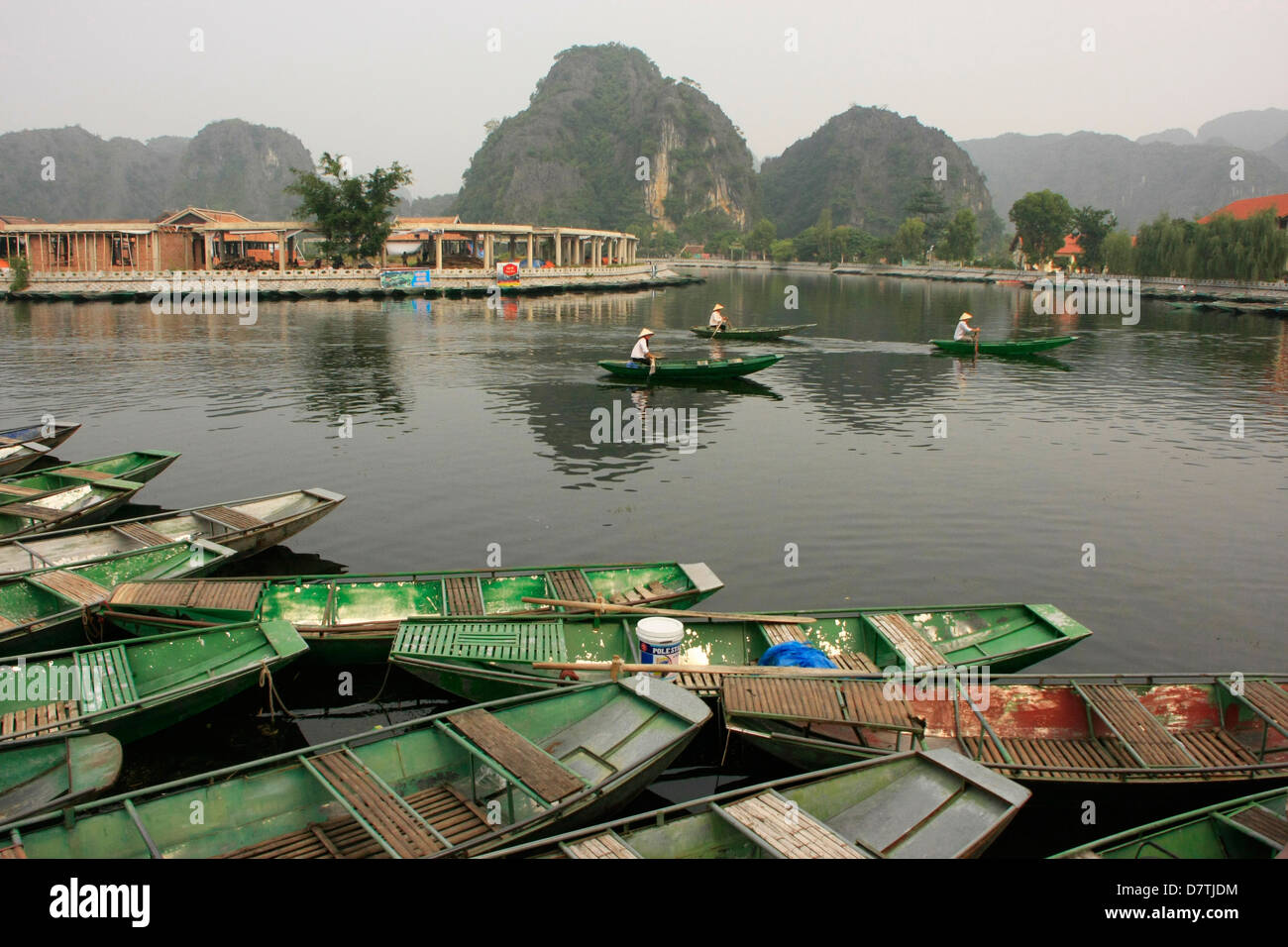 Festgemacht, Ruderboote, Tam Coc, Ninh, Binh Provinz, Vietnam Stockfoto