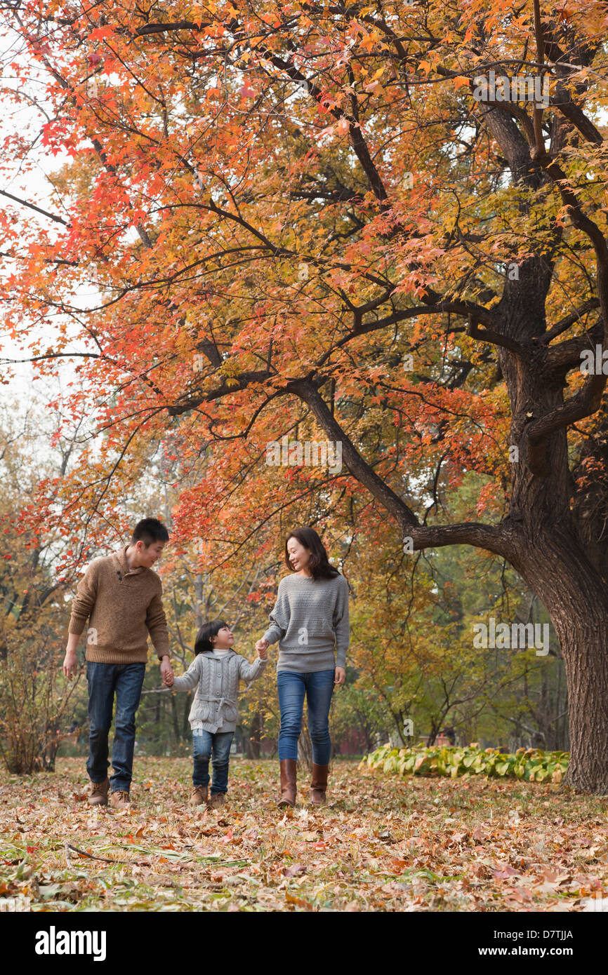 Familie zu Fuß durch den Park im Herbst Stockfoto