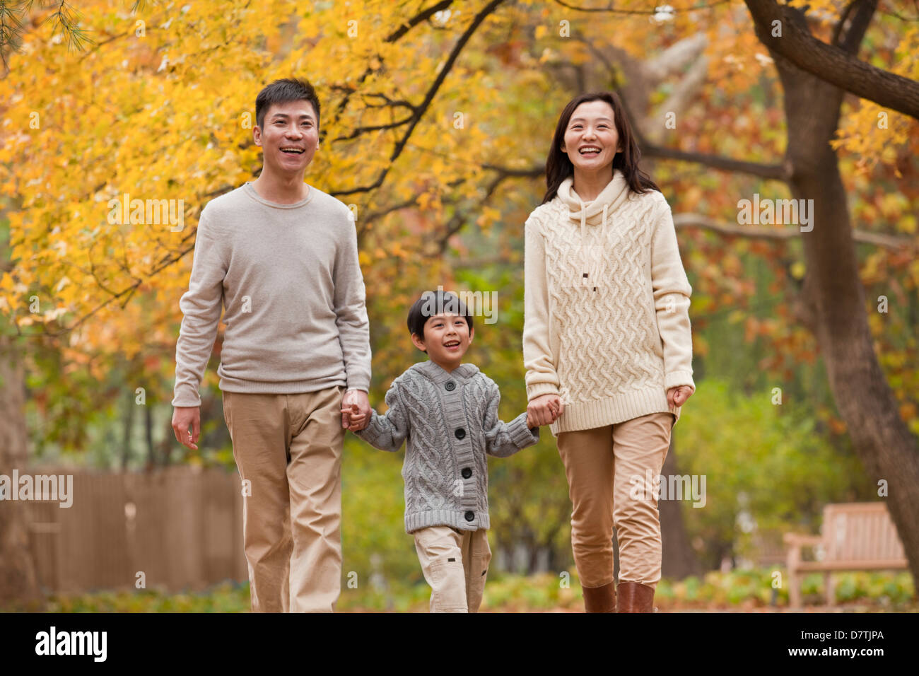 Familie zu Fuß durch den Park im Herbst Stockfoto