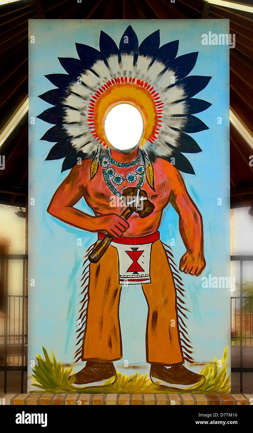 Ein Navajo Chief Foto Wandbild mit Kopf Ausschnitt für Urlaubsfotos. Auf der Business-Route 66, Arizona Holbrook. Stockfoto