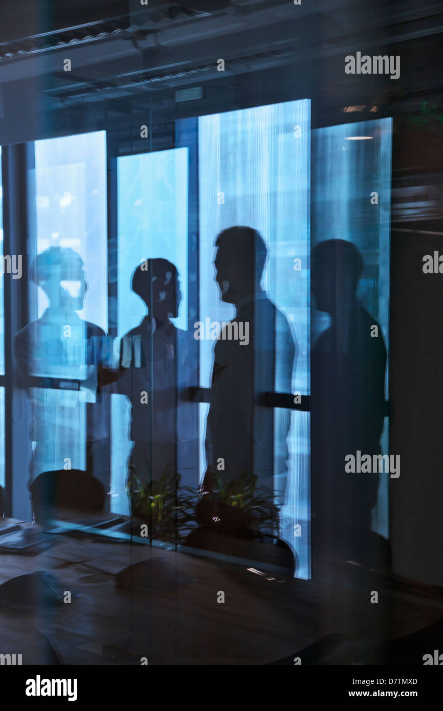 Reflexion von zwei Geschäftsleute sprechen im Büro Stockfoto