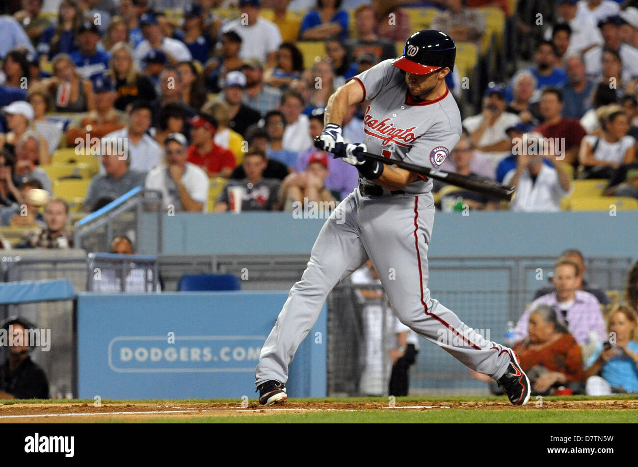 Los Angeles, CA, USA. 13. Mai 2013. Washington Nationals zweiter Basisspieler Stephen Lombardozzi (1) at bat während der Major League Baseball Spiel zwischen den Los Angeles Dodgers und die Washington Nationals im Dodger Stadium in Los Angeles, CA. David Hood/CSM./Alamy Live News Stockfoto