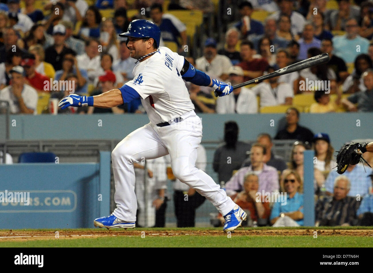 Los Angeles, CA, USA. 13. Mai 2013. Los Angeles Dodgers dritte Baseman Nick Punto (7) at bat während der Major League Baseball Spiel zwischen den Los Angeles Dodgers und die Washington Nationals im Dodger Stadium in Los Angeles, CA. David Hood/CSM./Alamy Live News Stockfoto