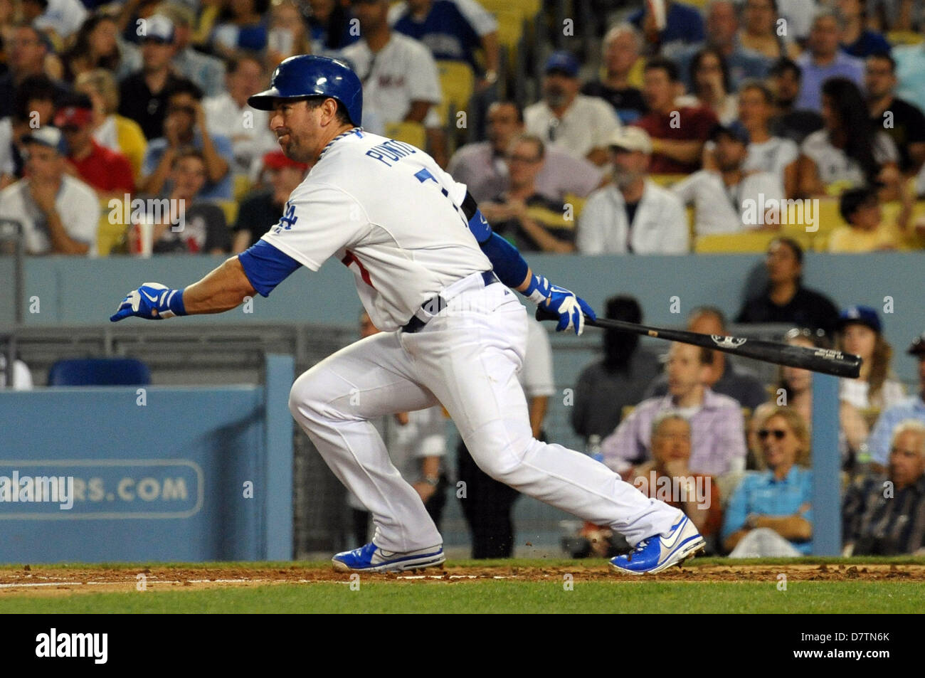 Los Angeles, CA, USA. 13. Mai 2013. Los Angeles Dodgers dritte Baseman Nick Punto (7) at bat während der Major League Baseball Spiel zwischen den Los Angeles Dodgers und die Washington Nationals im Dodger Stadium in Los Angeles, CA. David Hood/CSM./Alamy Live News Stockfoto