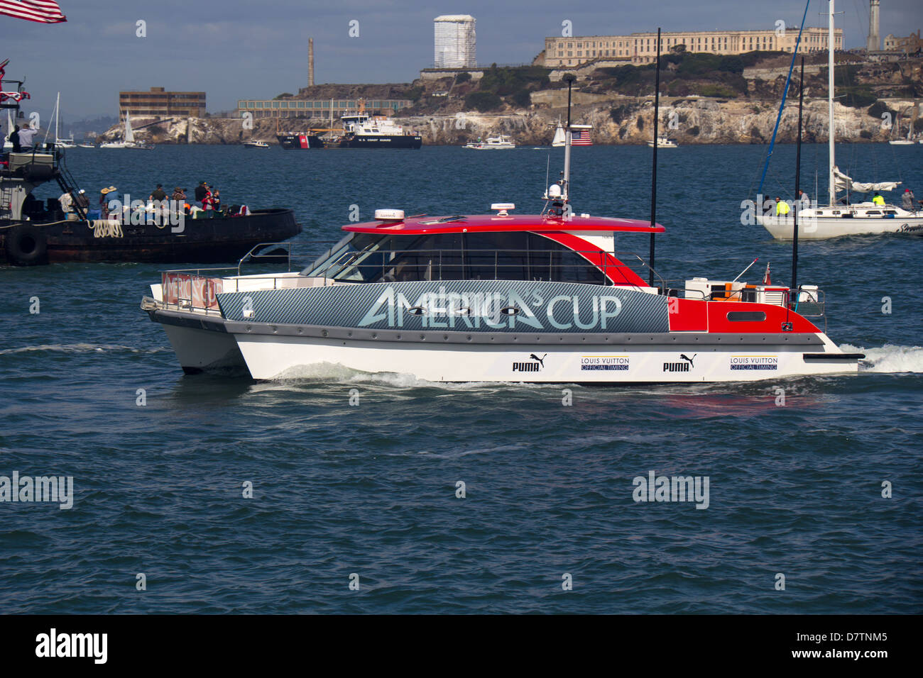 Amerikas Cup offizielle Zeitmessung Boot mit Alcatraz im Hintergrund; San Francisco; Kalifornien; USA; Nord-Amerika Stockfoto