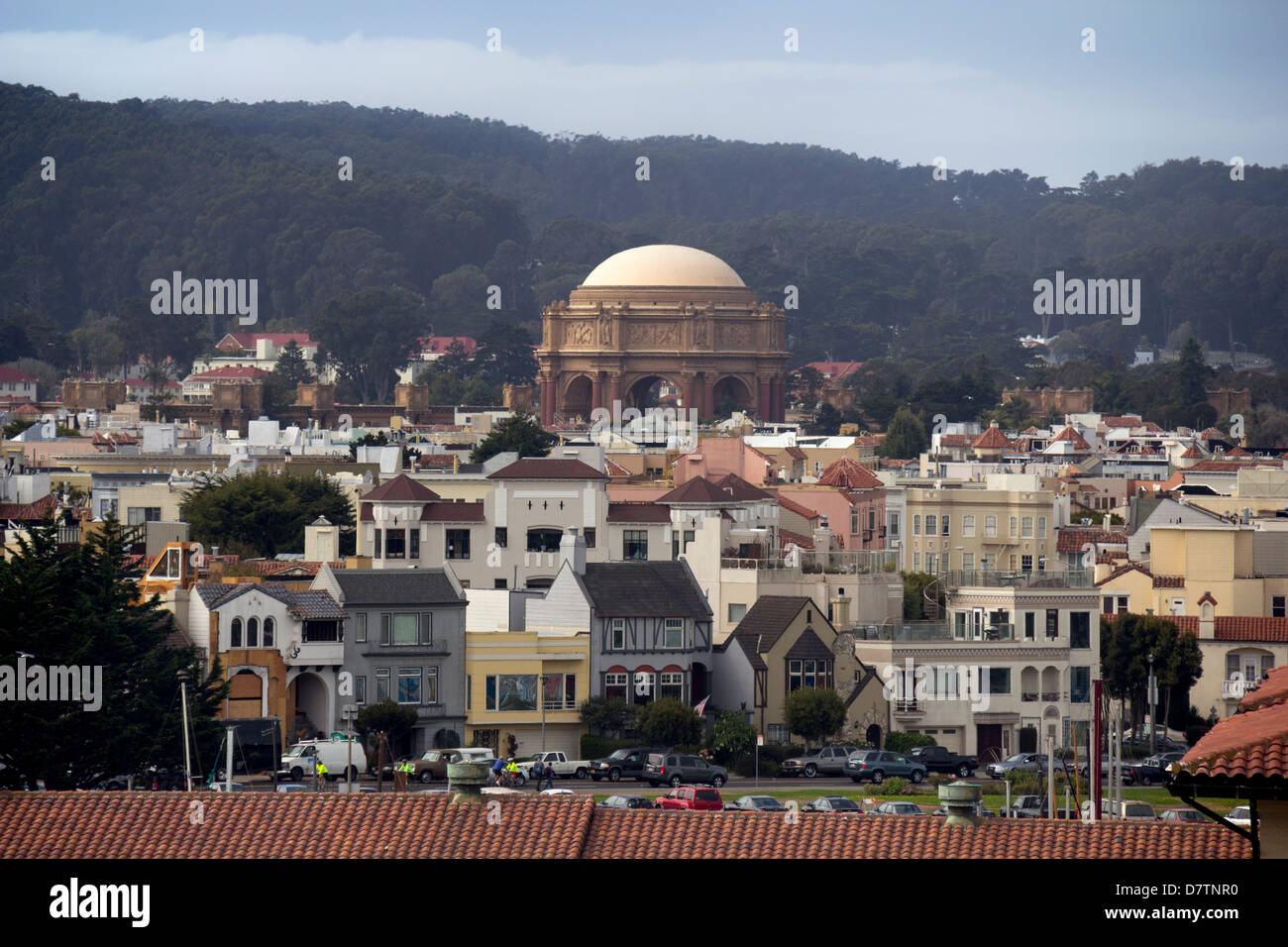 Häuser an der Uferpromenade in der Marina District mit der Palace of Fine Arts im Hintergrund, San Francisco, Kalifornien, USA Stockfoto