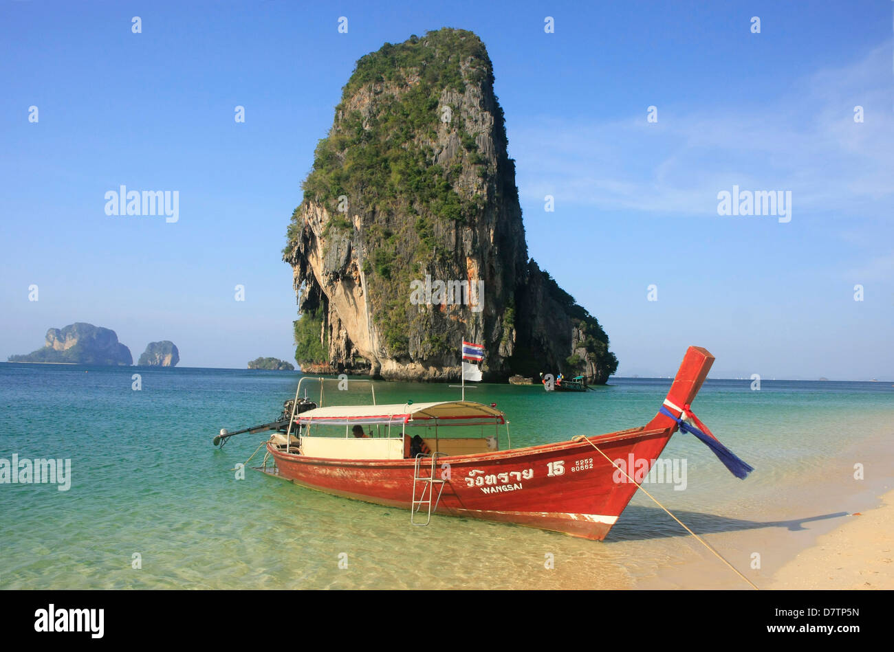 Longtail-Boot an Ao Phra Nang Beach, Railay, Krabi, Thailand Stockfoto