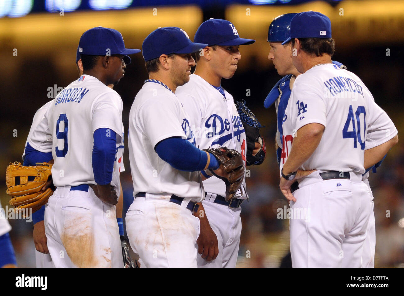 Los Angeles, CA, USA. 13. Mai 2013. Ein Treffen auf dem Berg zwischen den Los Angeles Dodgers Entlastung Krug Javy Guerra (48) und pitching Coach Rick Honeycutt (40) zusammen mit Los Angeles Schwindler Shortstop Dee Gordon (9), dritte Baseman Nick Punto (7) und Catcher a.j. Ellis (17) während der Major League Baseball zwischen den Los Angeles Dodgers und die Washington Nationals im Dodger Stadium in Los Angeles, CA. David Hood/CSM./Alamy Live News Spiel Stockfoto