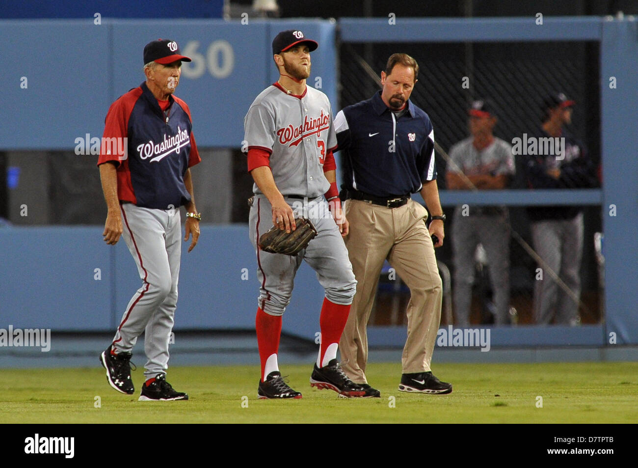 Los Angeles, CA, USA. 13. Mai 2013. Washington Nationals linker Feldspieler Bryce Harper (34) geht mit Washington Nationals Manager Davey Johnson (5) und ein Trainer nach einer Kollision mit der Wand im rechten Feld während der Major League Baseball Spiel zwischen den Los Angeles Dodgers und die Washington Nationals im Dodger Stadium in Los Angeles, CA. David Hood/CSM./Alamy Live News Stockfoto