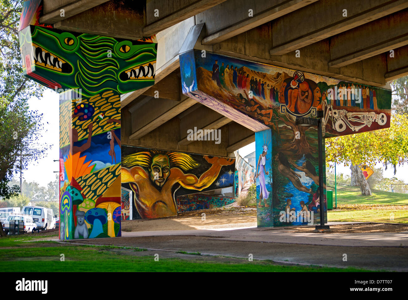 Das Wandbild Koloss im Chicano Park, Barrio Logan, unter die San Diego Coronado Bay Bridge, San Diego, Kalifornien Stockfoto