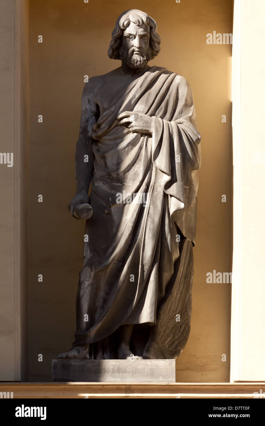 Dedalus - Held der griechischen Mythologie von Nikolai Ustinov. Skulptur an der Fassade der neuen Eremitage in St. Petersburg, Russland Stockfoto