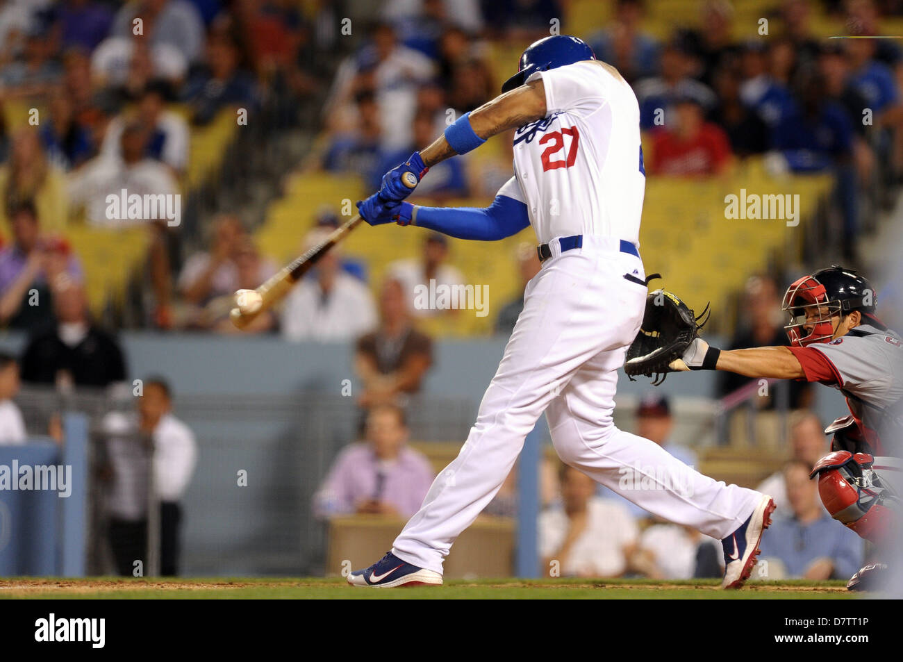 Los Angeles, CA, USA. 13. Mai 2013. Los Angeles Dodgers Center Fielder Matt Kemp (27) singles in einem Lauf im 8. Inning während der Major League Baseball-Spiel zwischen den Los Angeles Dodgers und die Washington Nationals im Dodger Stadium in Los Angeles, CA. David Hood/CSM./Alamy Live News Stockfoto