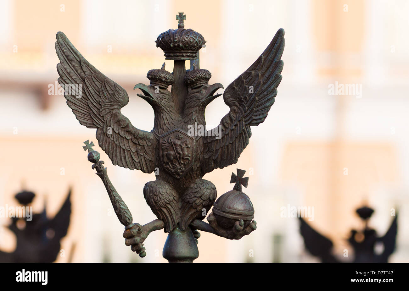Bronze-Status zweiköpfigen Adler auf dem Zaun der Alexander Column auf dem Schlossplatz in St. Petersburg, Russland Stockfoto
