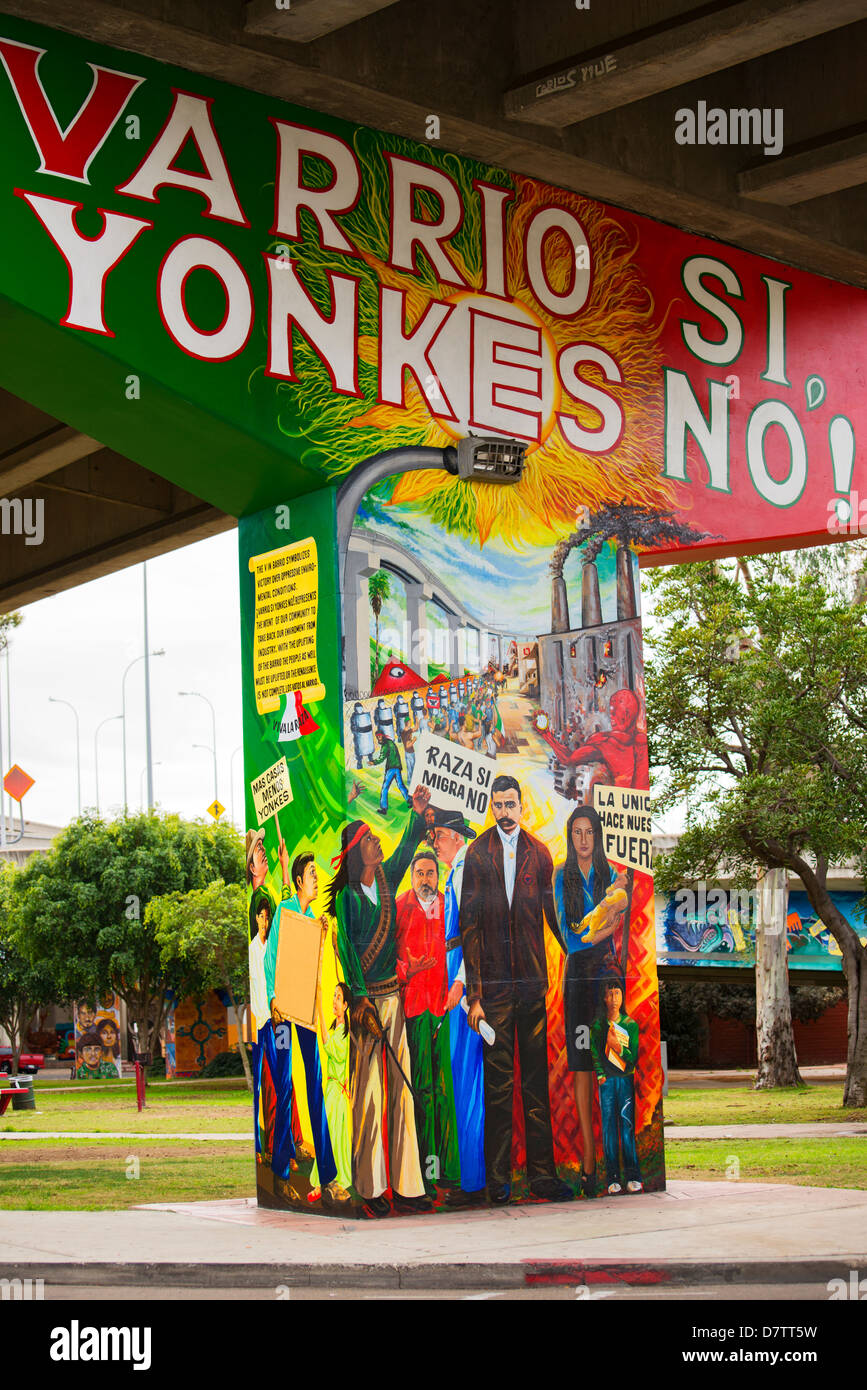 Das Wandbild Varrio Si. Yonkes Nein! im Chicano Park, Barrio Logan, unter die San Diego Coronado Bay Bridge, San Diego, Kalifornien Stockfoto