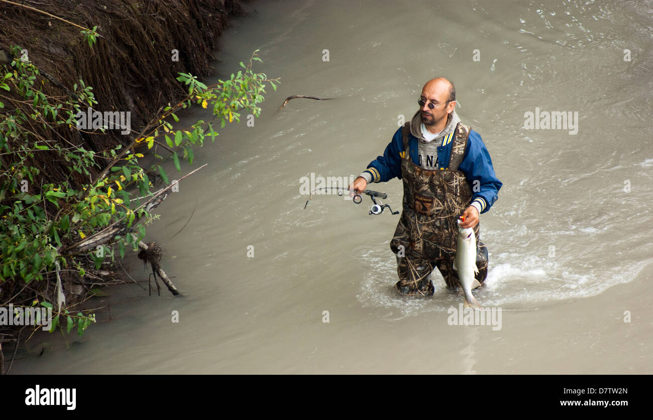 Angelsaison ist im westlichen Washington für geöffnet und der Lachs laufen, dieser Mann nur einer gefangen. Stockfoto