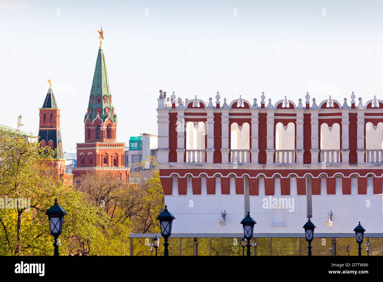 Blick auf den Moskauer Kreml und Kutafya Turm, Russland Stockfoto