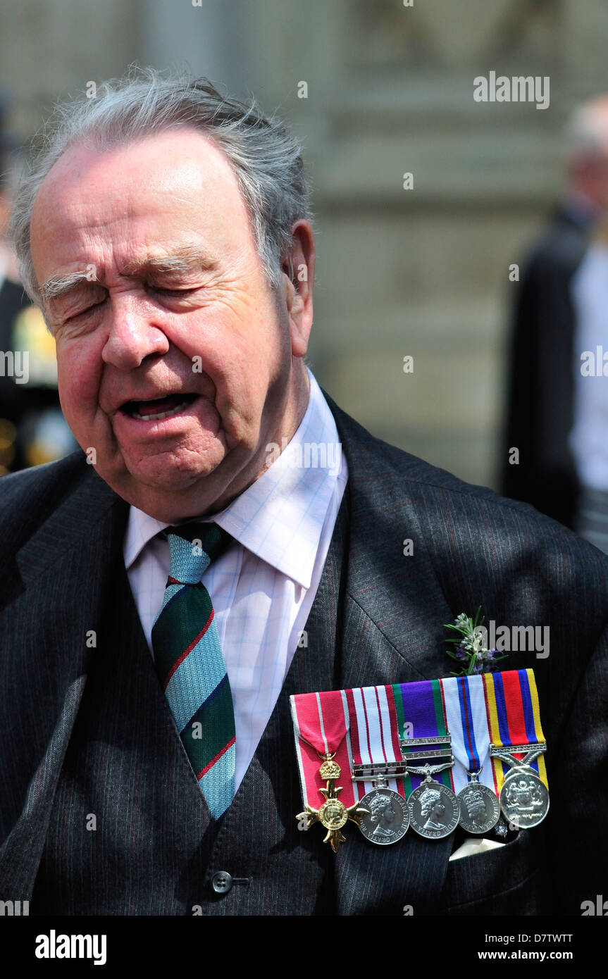 ANZAC Day, London, 25. April 2013. Service in der Westminster Abbey. Pensionierter Soldat mit Medaillen, darunter OBE Stockfoto