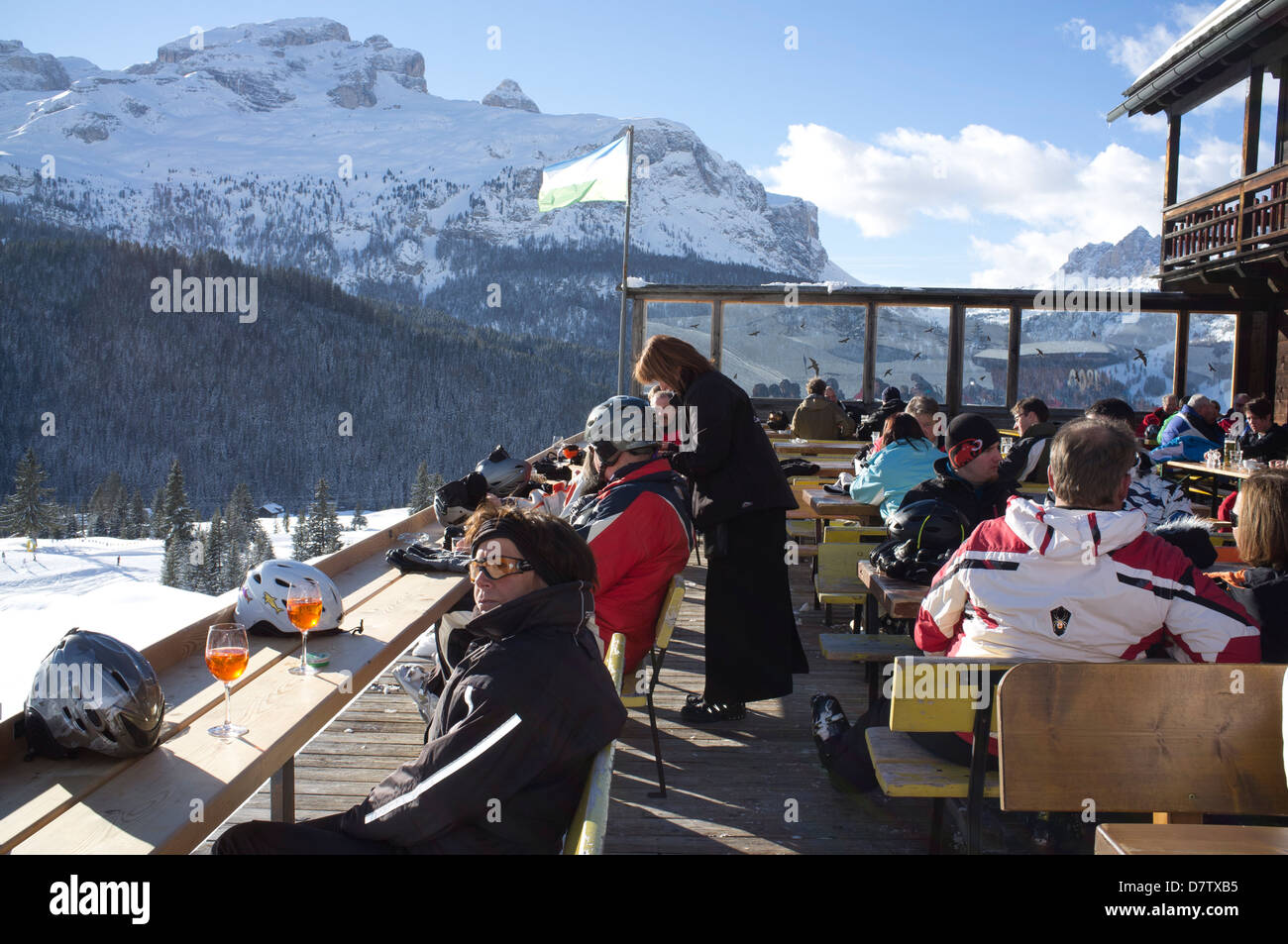 Bunter Nachmittag Getränke in einem Bergrestaurant im Skigebiet Alta Badia, Corvara, Dolomiten, Südtirol, Italien Stockfoto
