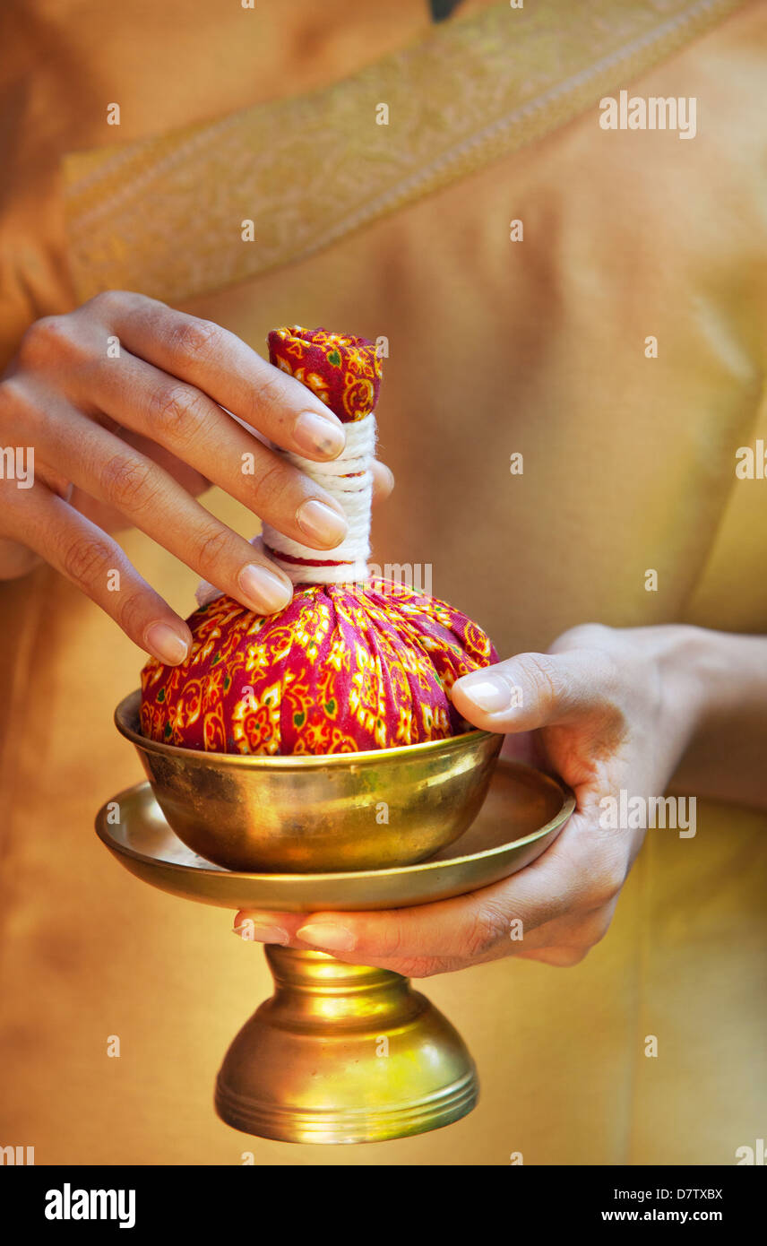 Thai Spa mit Kräuter-Kompresse Stockfoto