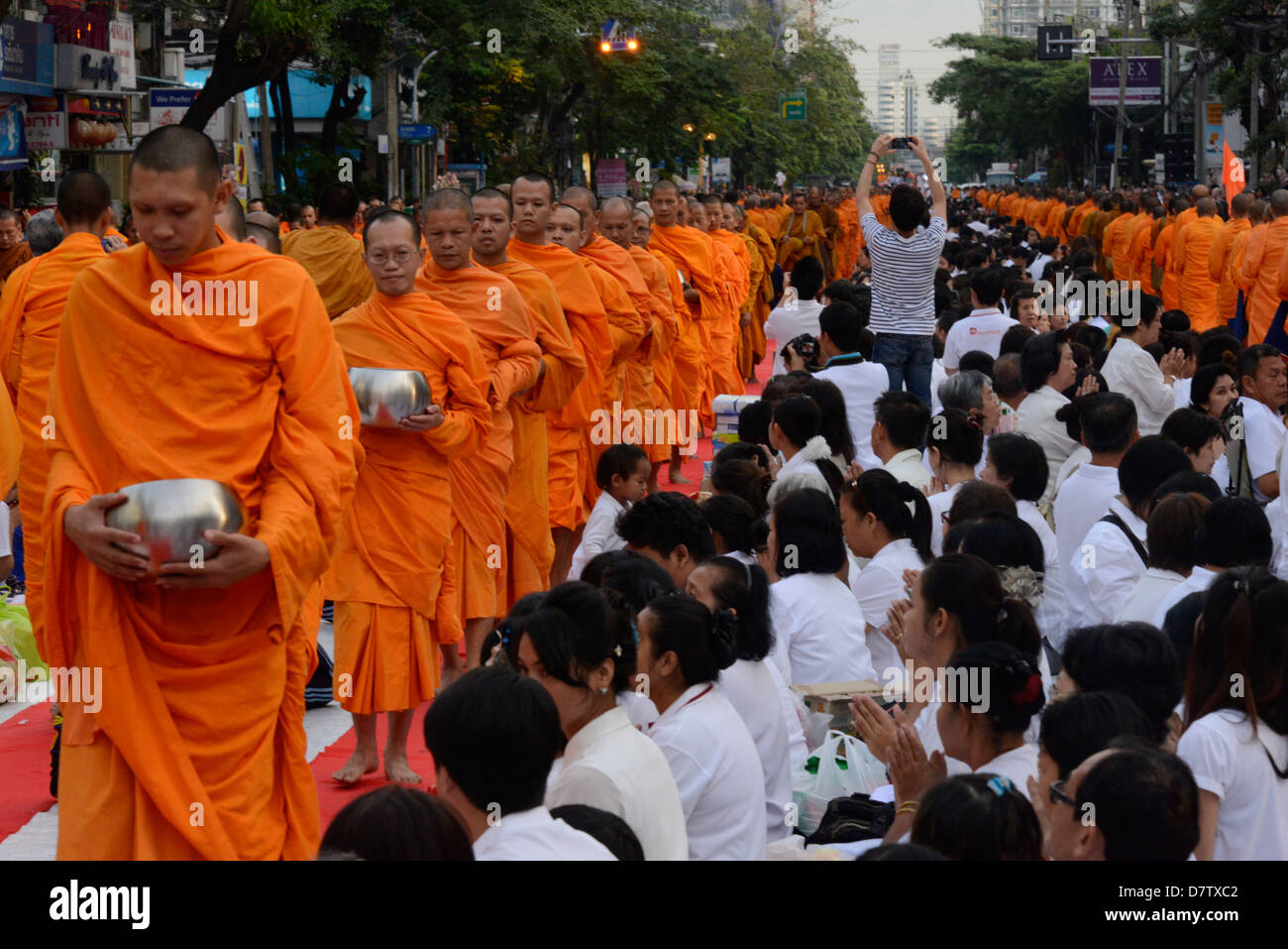 2555 Mönche versammeln sich in Soi 55, Sukhumvit Road, das Ende des buddhistischen Jahr 2555, Bangkok, Thailand, Südostasien Stockfoto