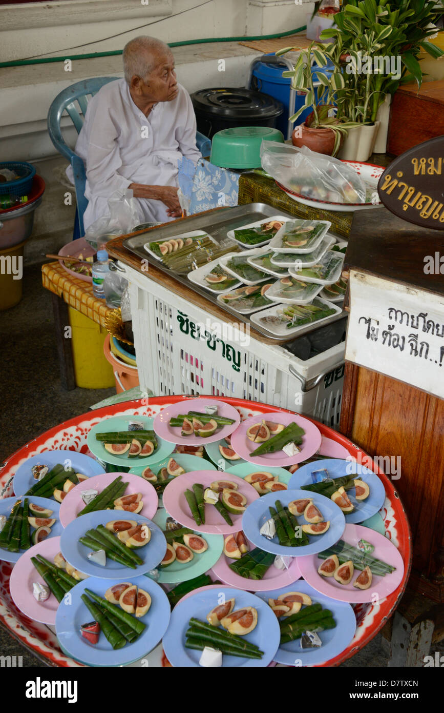 Betel anzubieten verehrten Nonne, Wat Rakang, Bangkok, Thailand, Südostasien Stockfoto