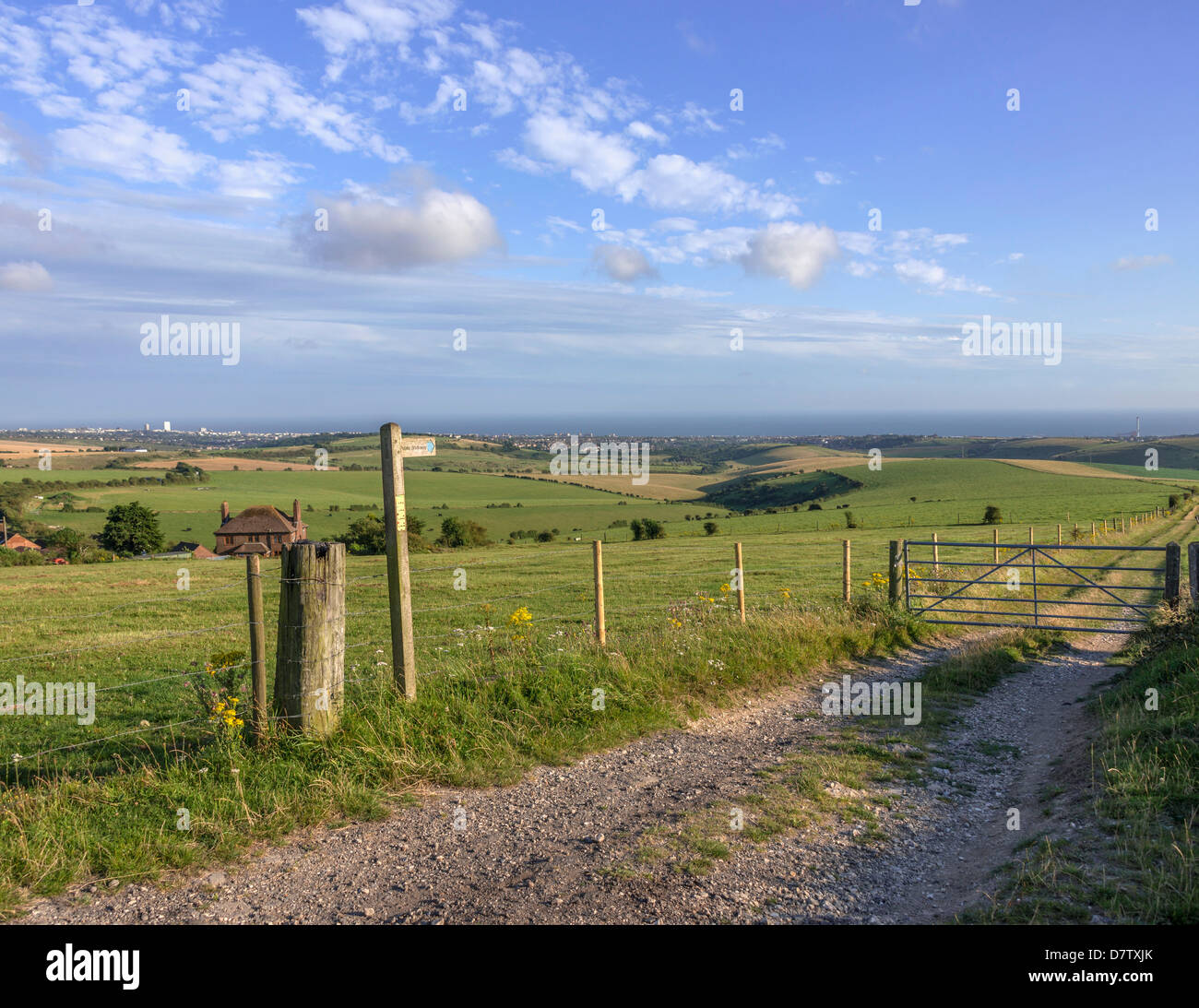 Blick von den South Downs Way Wanderweg mit Brighton in der Ferne, Sussex, England, Vereinigtes Königreich Stockfoto