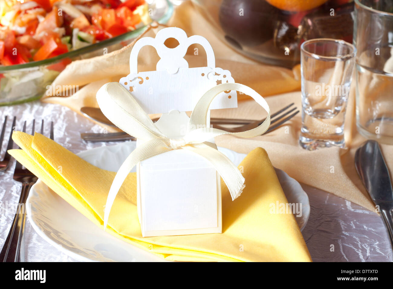 Hochzeit Tisch Besteck und Geschenk-Box auf Platte Hintergrund Konzept Stockfoto