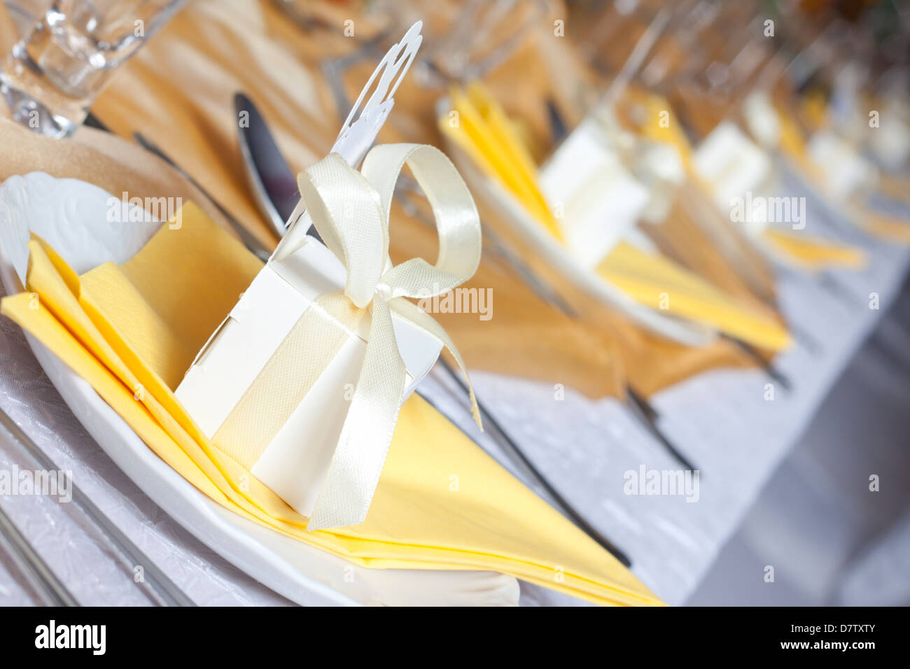 Hochzeit Tisch Besteck und Geschenk-Box auf Platte Hintergrund Konzept Stockfoto