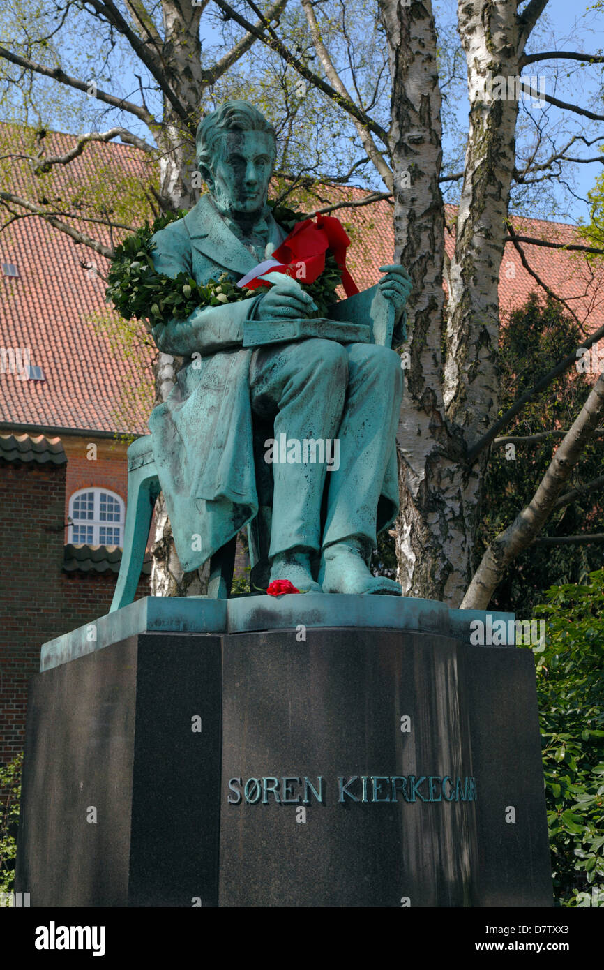 Jahrestag bekränzt Statue von Soeren Kierkegaard geboren 5. Mai 1813, zum Gedenken an seinen 200. Geburtstag in der königlichen Bibliothek Garten Stockfoto