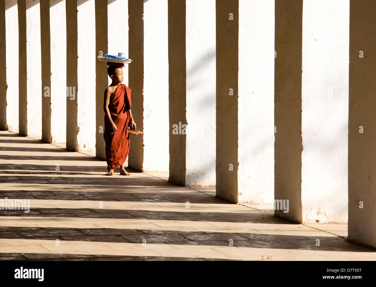 Buddhistischer Novize im Schatten der Spalten Shwezigon Paya, Nyaung U, Bagan, Myanmar Stockfoto