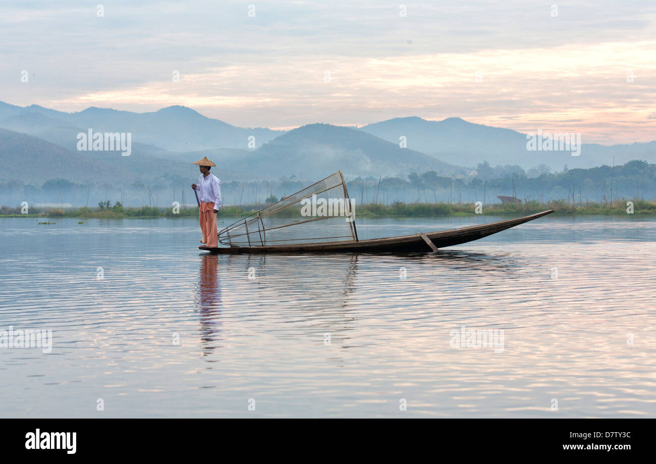 Intha Bein Rudern Fischer bei Sonnenuntergang am Inle-See, Inle-See, Shan-Staat, Birma Stockfoto