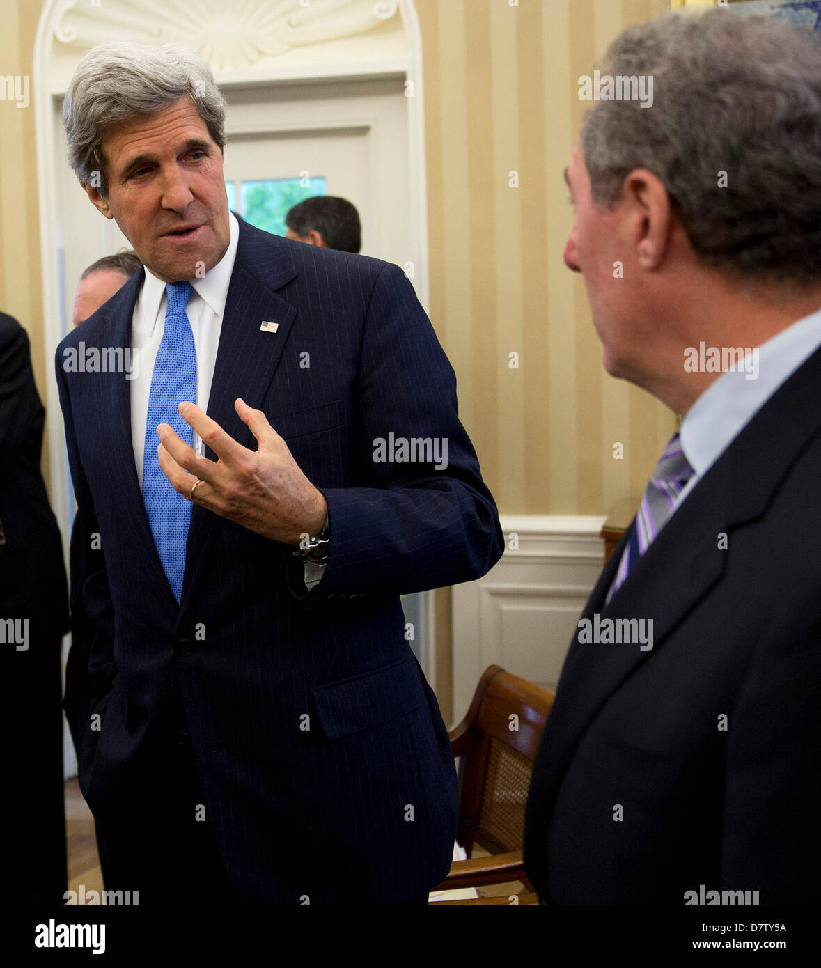 Washington, D.C., USA, Mai 13, 2013.United States Secretary Of State John Kerry spricht an einen Teilnehmer im Oval Office des weißen Hauses in Washington, D.C., USA, auf Montag, 13. Mai 2013. Premierminister David Cameron von Großbritannien getadelt Gesetzgeber in seiner konservativen Partei, die sich bereits entschieden haben, dass Großbritannien aus der Europäischen Union zurückziehen sollten... Bildnachweis: Andrew Harrer / Pool über CNP/DPA/Alamy Live-Nachrichten Stockfoto