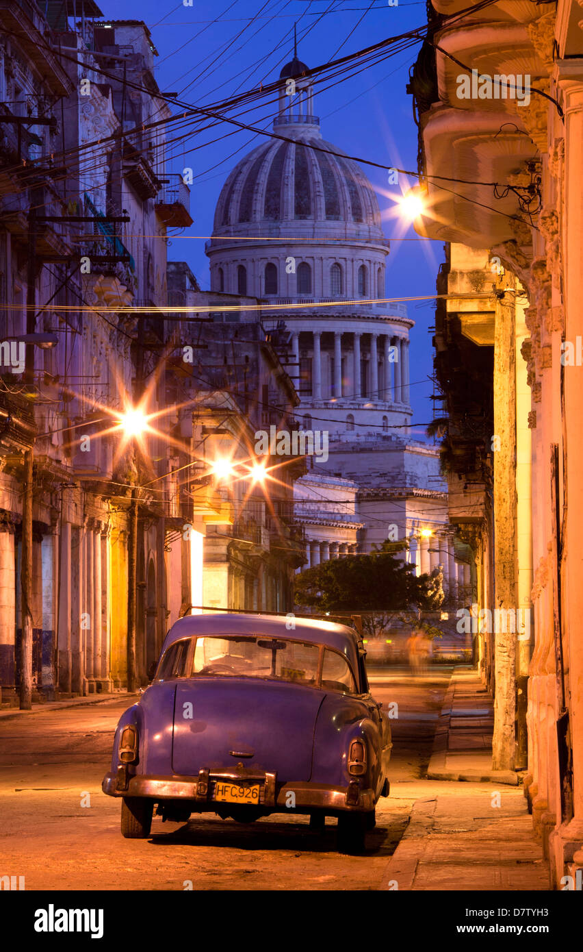 Amerikanische Oldtimer parkten auf beleuchtete Straße mit dem Capitolio im Hintergrund, Hüttentouren, Havanna Centro, Kuba, West Indies Stockfoto