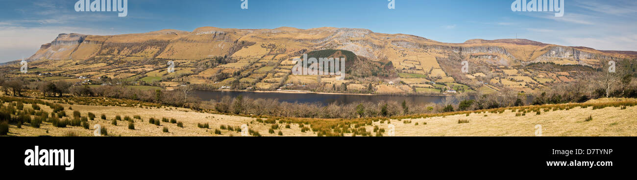 Panorama-Blick nach Norden über Glencar Lake, County Sligo, Irland, einschließlich Benbulben (ganz links) und Kings Mountain Stockfoto