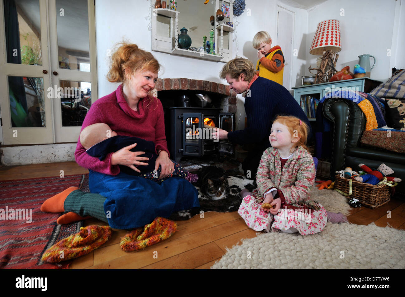 Eine ländliche Familie aus Herefordshire, die Holz zu verwenden, um die Heizung und Kochen Bereich in ihrem Haus UK Kraftstoff Stockfoto