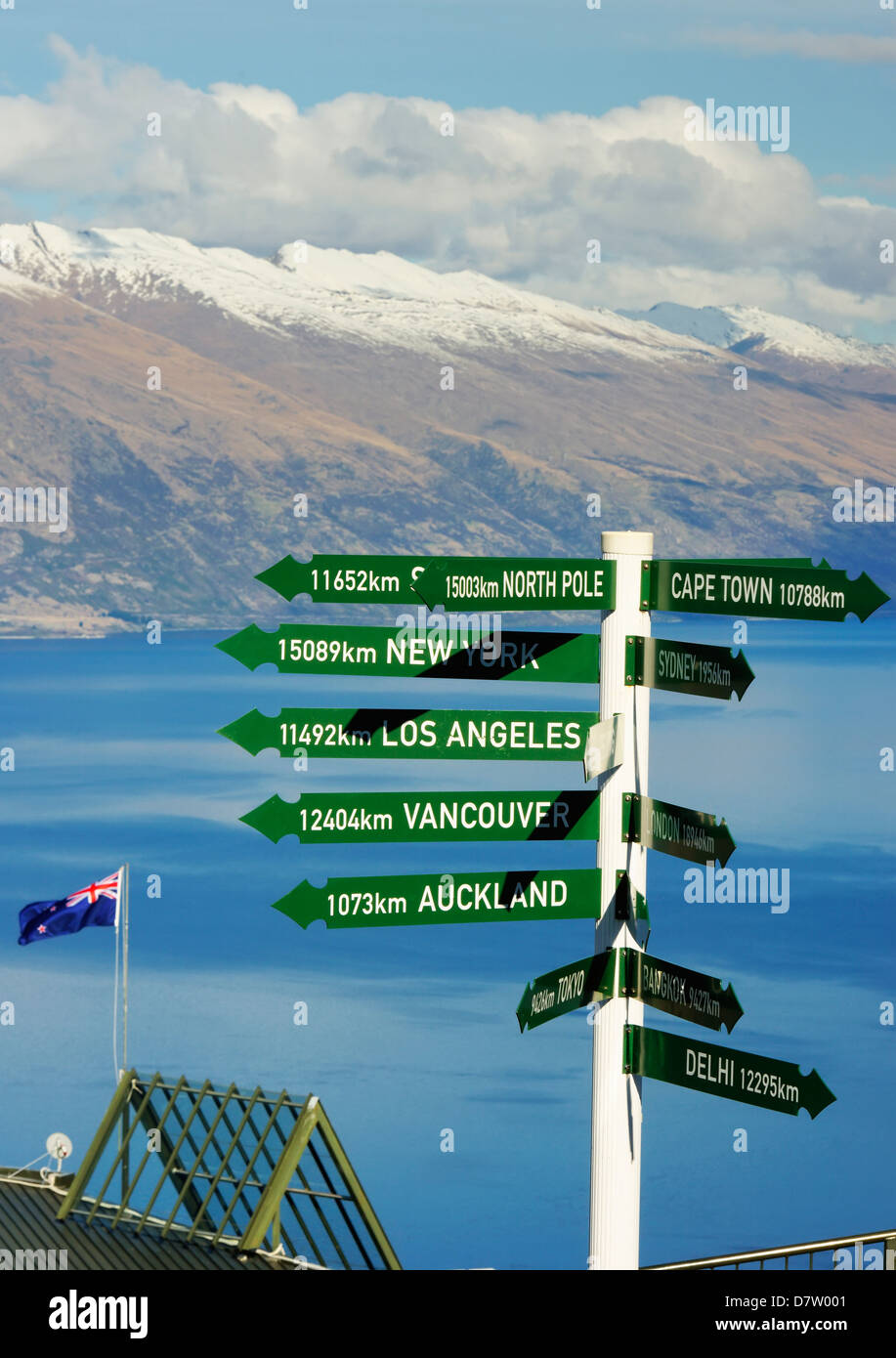 Alle Richtungen Zeichen post, Queenstown, Otago, Südinsel, Neuseeland Stockfoto