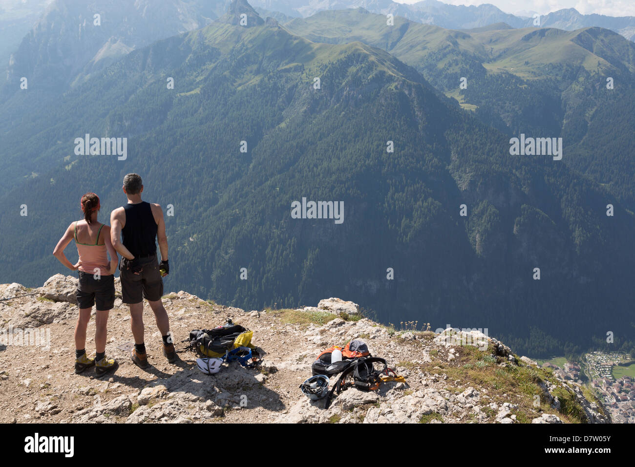 Bergsteiger auf den Langkofel-Bergen in den Dolomiten in der Nähe von Canazei, Italien Stockfoto