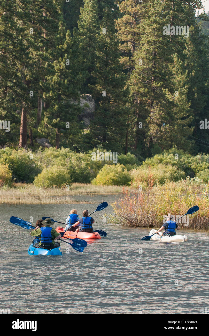 Kajakfahren auf Big Bear Lake, Kalifornien, USA Stockfoto