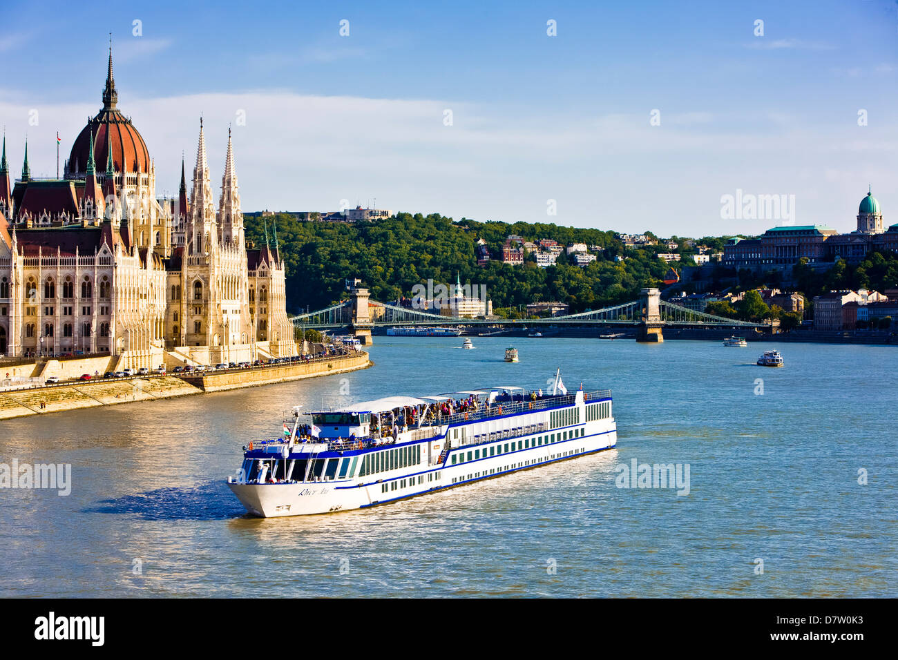 Kreuzfahrtschiff vorbei an das Parlament an der Donau, Budapest, Ungarn Stockfoto