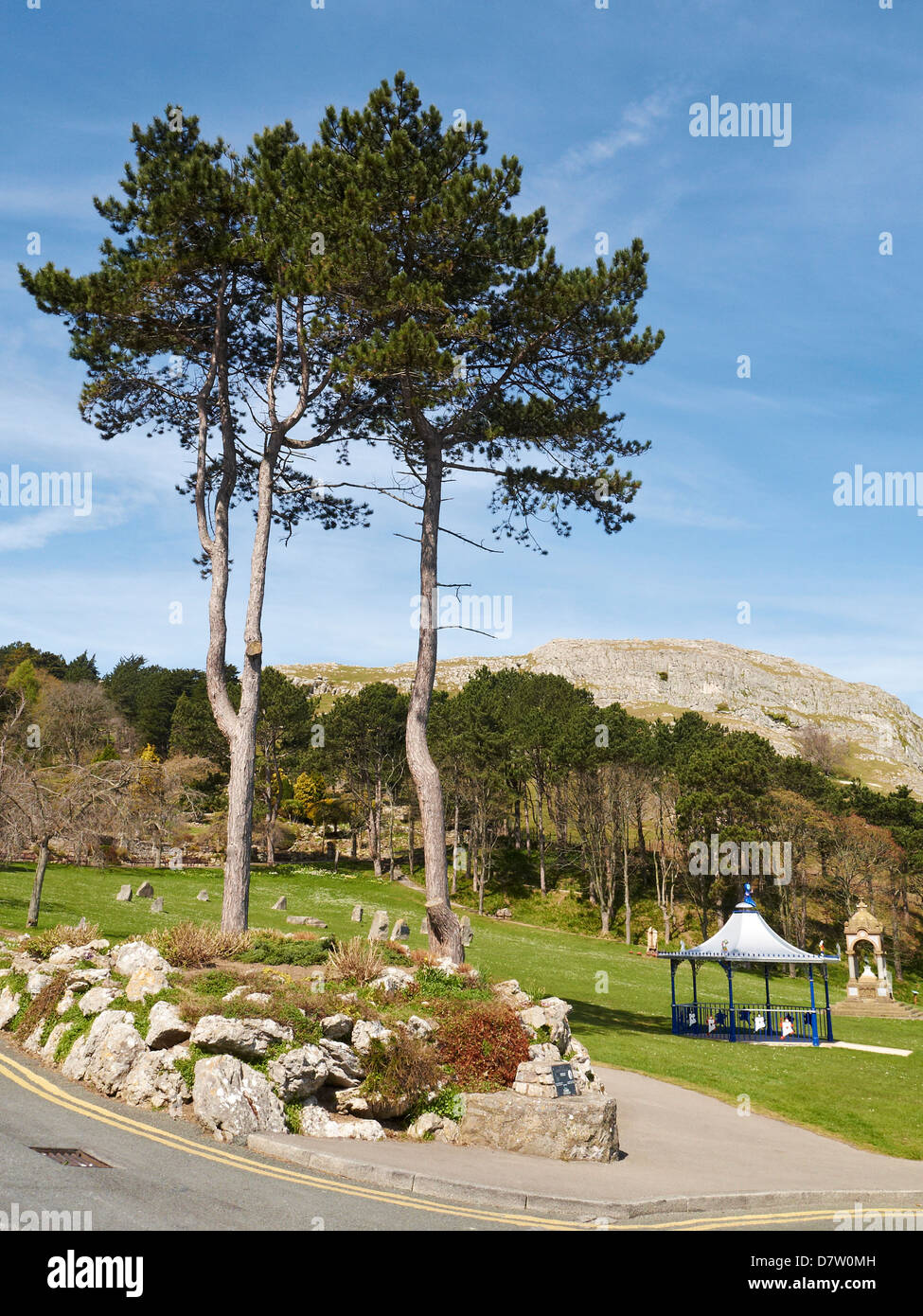 Happy Valley Garden mit Great Orme in der Ferne an Llandudno North Wales UK Stockfoto