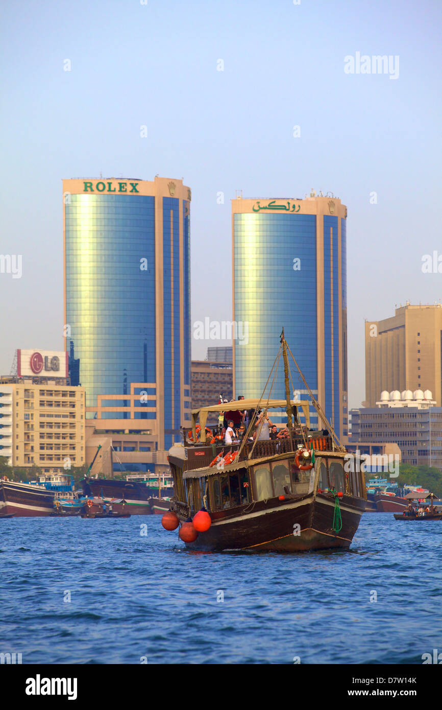 Touristenboot am Dubai Creek, Dubai, Vereinigte Arabische Emirate, Naher Osten Stockfoto