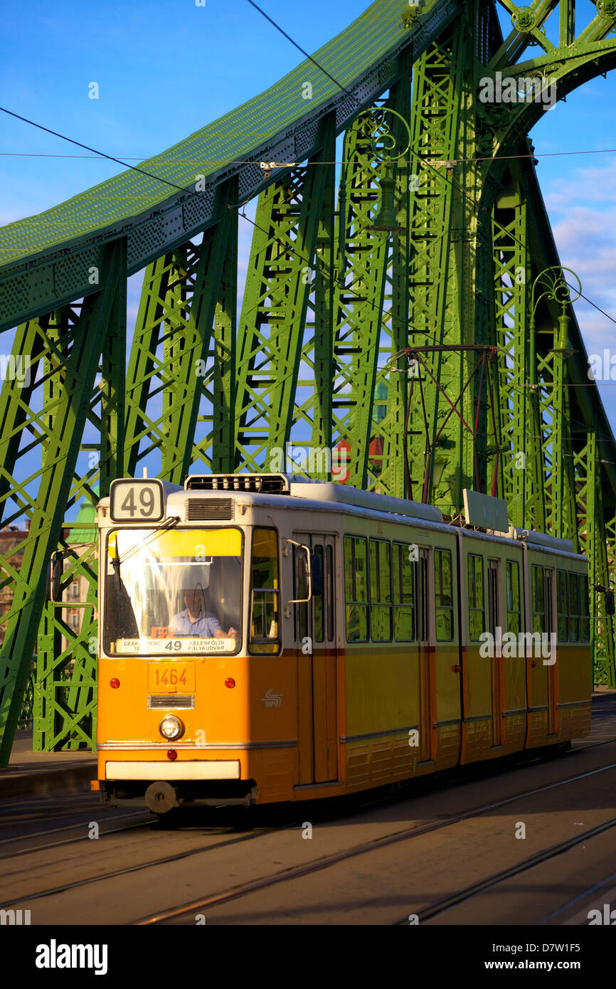 Freiheitsbrücke und Straßenbahn, Budapest, Ungarn Stockfoto