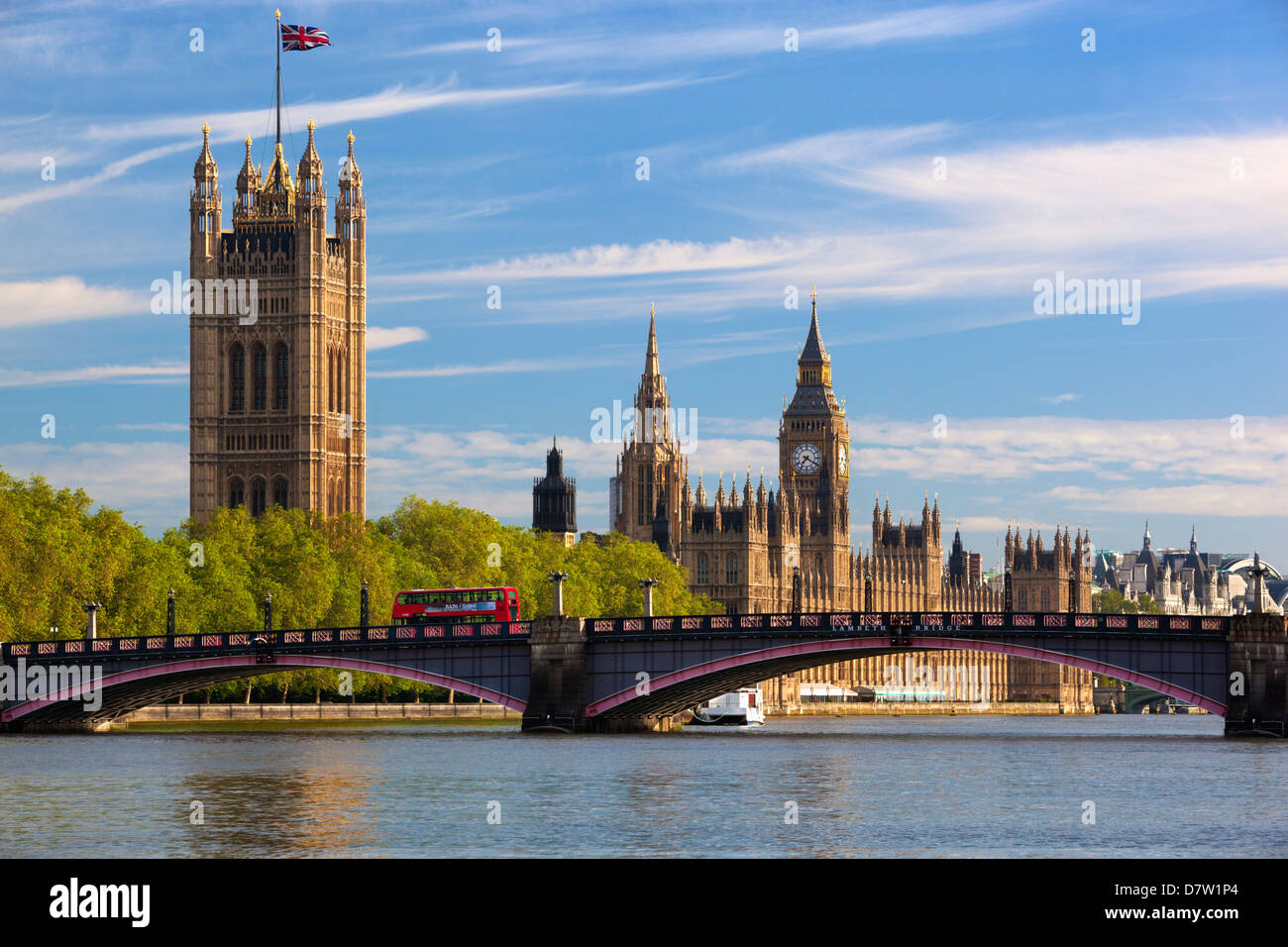 Houses of Parliament und Lambeth Brücke über den Fluss Themse, Westminster, London, England, Vereinigtes Königreich Stockfoto