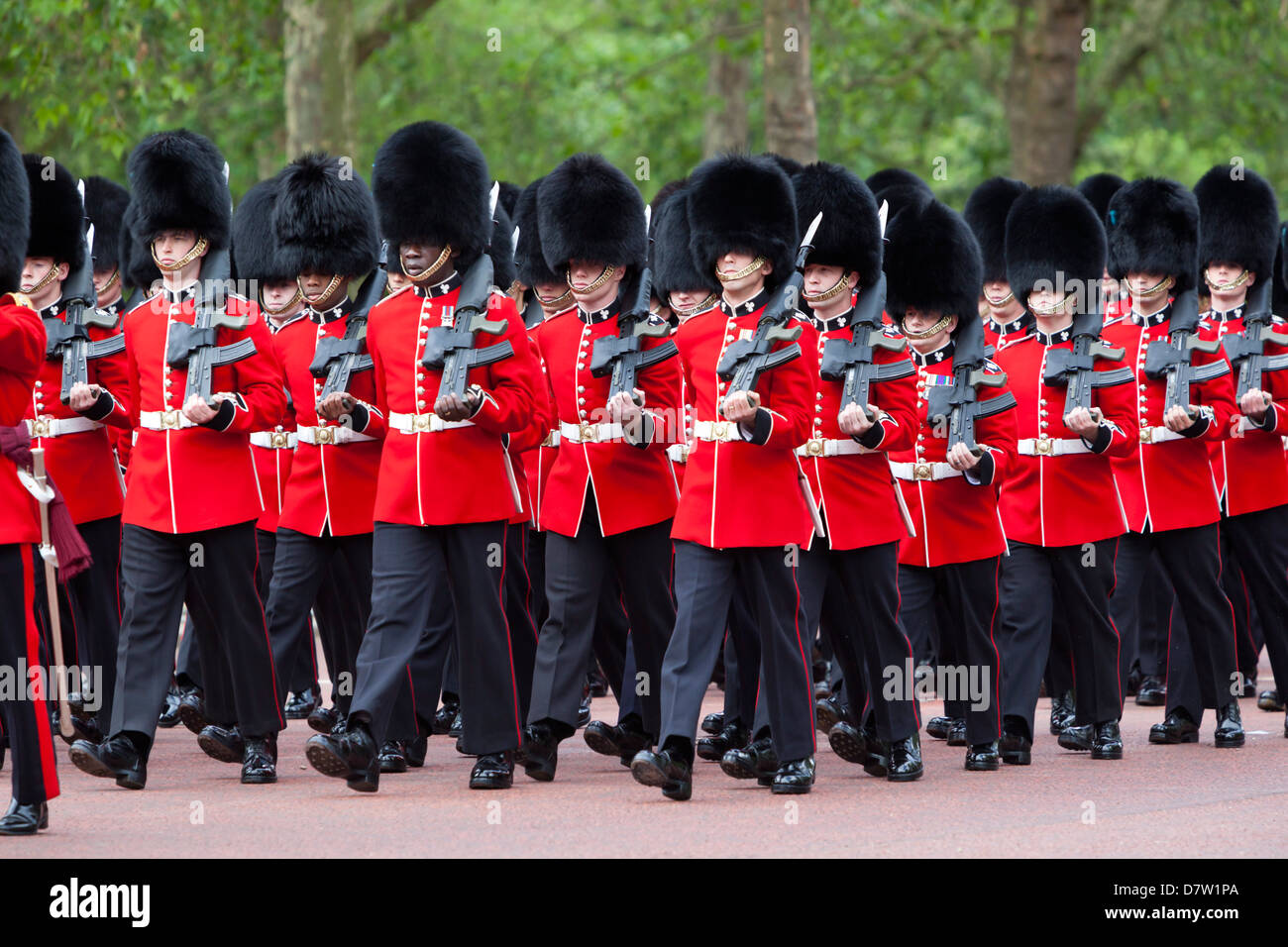 Irish Guards marschieren entlang der Mall, London, England, Vereinigtes Königreich Stockfoto