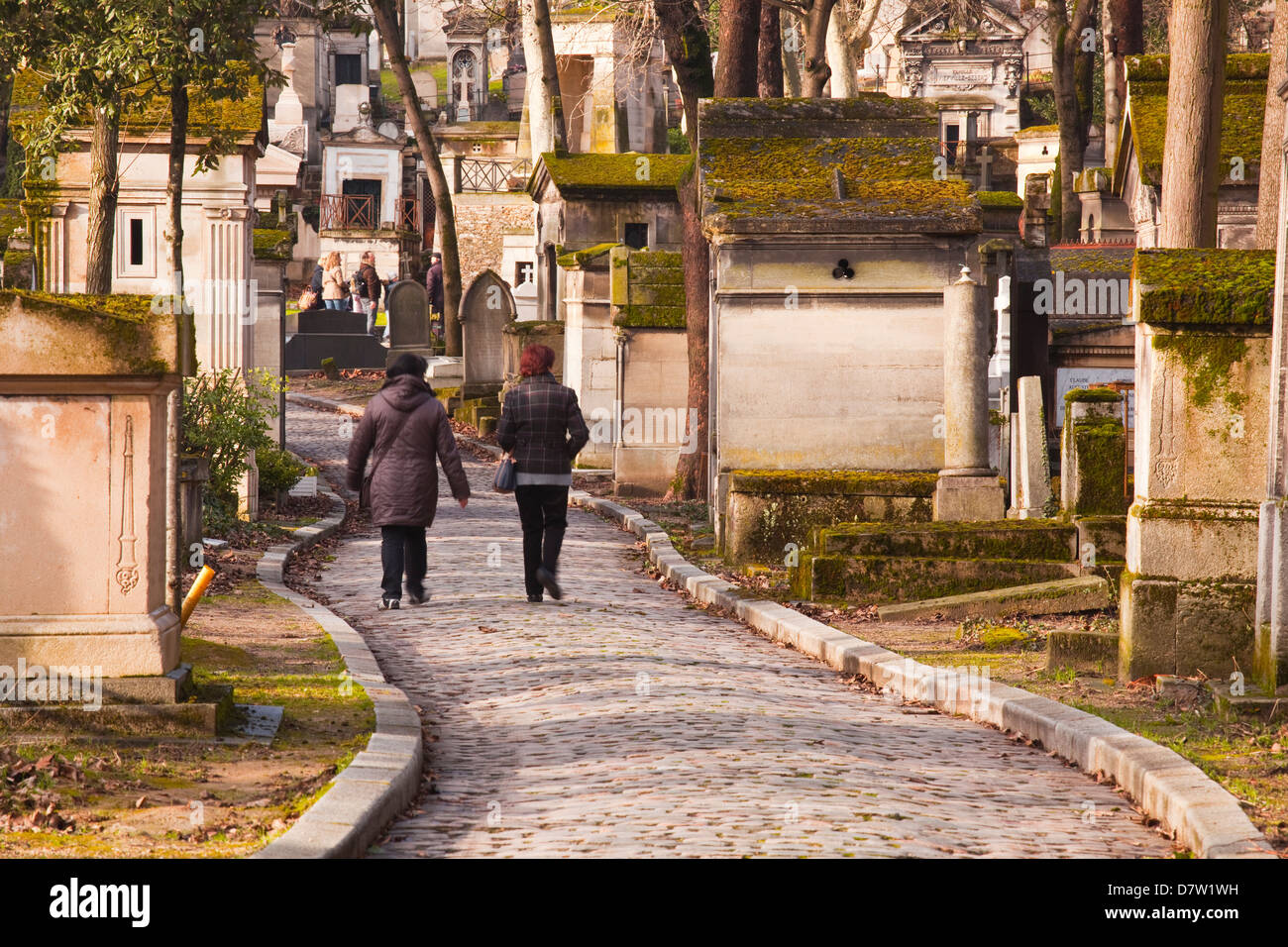 Menschen zu Fuß vorbei an den Grabsteinen der Friedhof Pere Lachaise, Paris, Frankreich Stockfoto