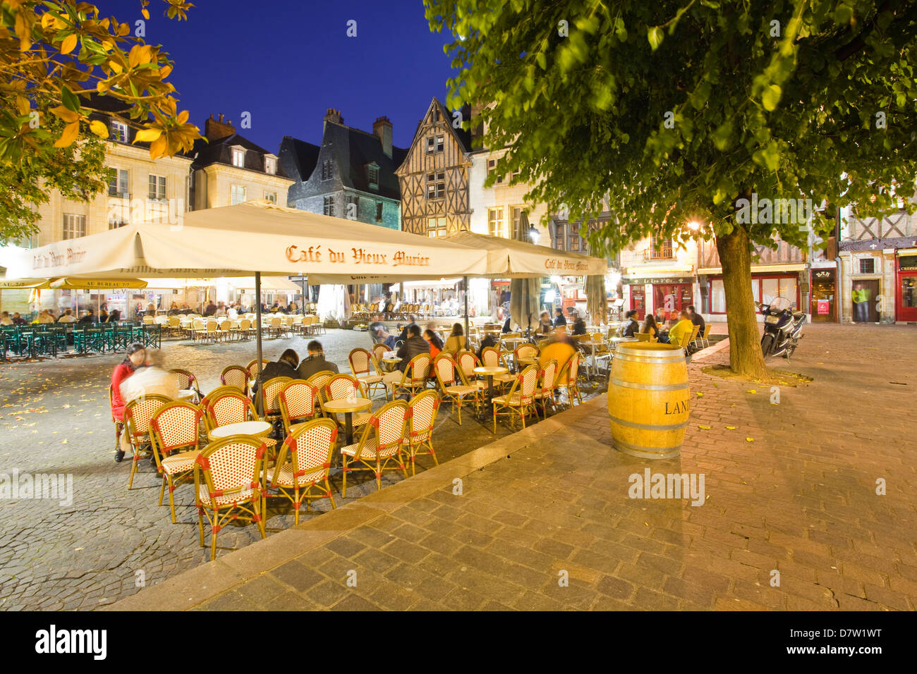 Menschen genießen die verschiedenen Restaurants und Bars in Place Plumereau in Vieux Tours, Indre-et-Loire, Centre, Frankreich Stockfoto