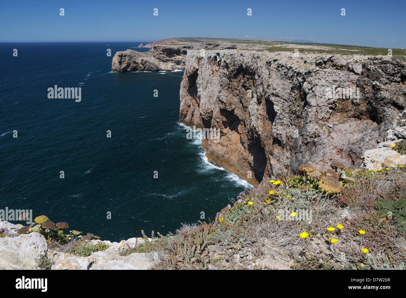 Kalkstein-Klippen laufen nördlich von Kap St. Vincent (Cabo de Sao Vicente) Südwestlichster Punkt, Algarve, Portugal Stockfoto